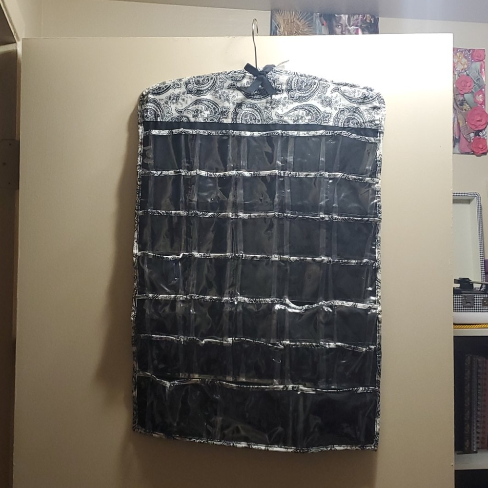 BLACK AND WHITE JEWELRY ORGANIZER